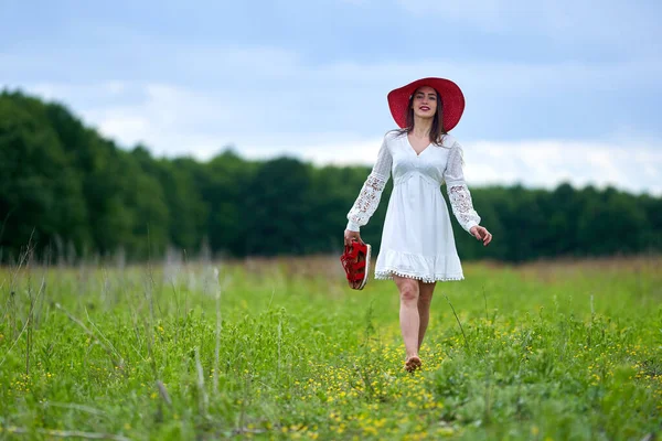 Modelo Beleza Lindo Vestido Verão Posando Livre Uma Floresta Carvalho — Fotografia de Stock