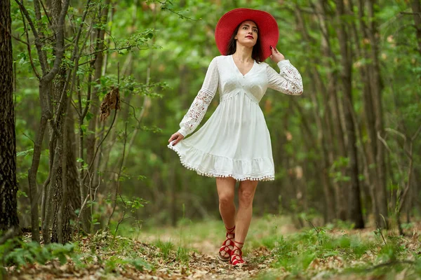 Hermosa Modelo Belleza Vestido Verano Posando Aire Libre Bosque Robles — Foto de Stock