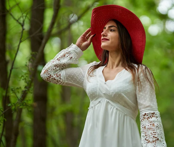 Modelo Beleza Lindo Vestido Verão Posando Livre Uma Floresta Carvalho — Fotografia de Stock