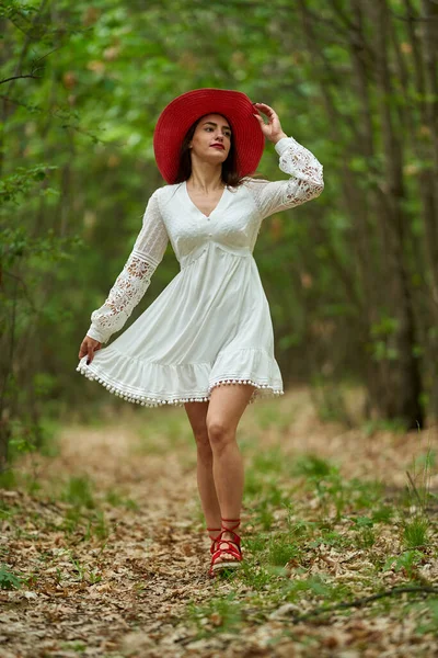 Prachtige Schoonheid Model Zomer Jurk Poseren Buiten Een Eiken Bos — Stockfoto