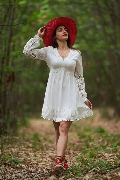 Modelo Beleza Lindo Vestido Verão Posando Livre Uma Floresta Carvalho — Fotografia de Stock