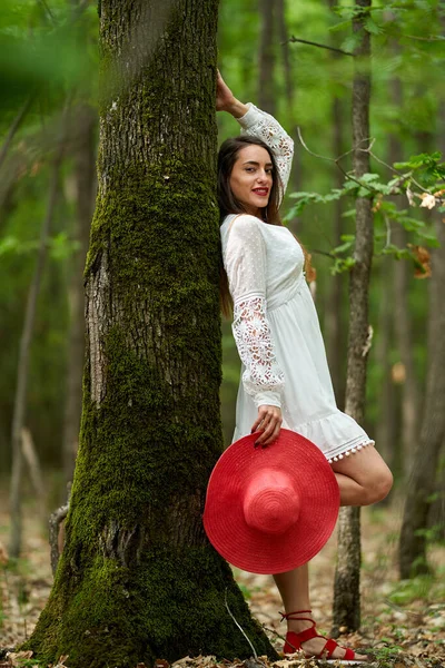 Modelo Beleza Lindo Vestido Verão Posando Livre Uma Floresta Carvalho — Fotografia de Stock