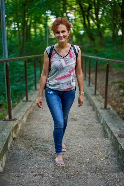 Кавказька Жінка Вулиці Парку Влітку — стокове фото