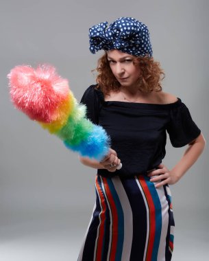 Gri arka planda eski eşarbı olan ev hanımı.