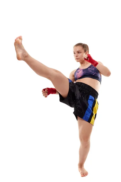 Νεαρή Kickboxer Κορίτσι Εκτελεί Μια Μπροστινή Κλωτσιά Απομονωμένη Στα Λευκά — Φωτογραφία Αρχείου