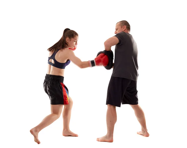 Ragazza Kickboxing Combattente Colpire Guanti Con Suo Allenatore Isolato Sfondo — Foto Stock