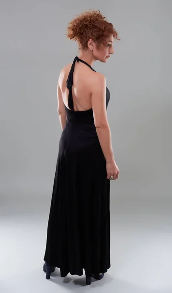 Kaukaska Kobieta Czarny Sukienka Pełna Długość Szary Tło — Zdjęcie stockowe