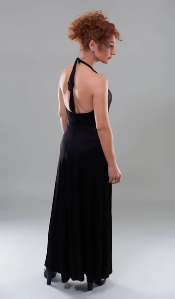 Mujer Caucásica Vestido Negro Longitud Completa Sobre Fondo Gris —  Fotos de Stock