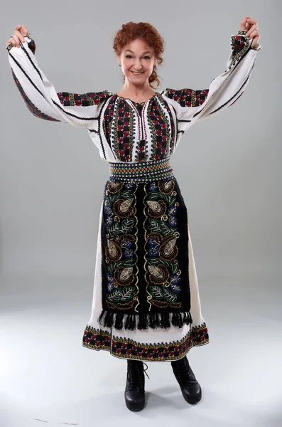 Mulher Com Traje Romeno Tradicional Contra Fundo Cinza — Fotografia de Stock