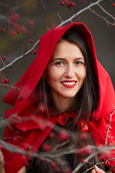 Vrouw Verkleed Als Red Riding Hood Verschillende Houdingen Het Bos — Stockfoto