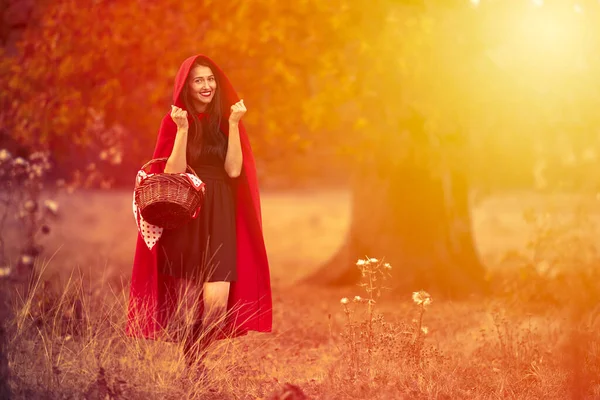 Jovem Mulher Roupa Red Riding Hood Pôr Sol Floresta — Fotografia de Stock