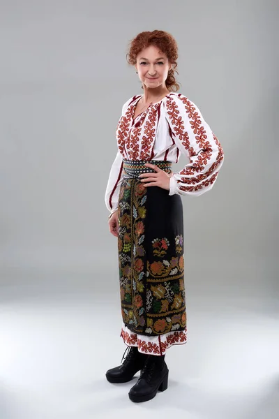 Kvinna Med Traditionell Rumänsk Kostym Mot Grå Bakgrund Royaltyfria Stockbilder