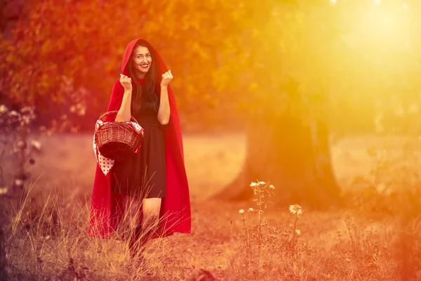 Młoda Kobieta Stroju Czerwonego Kapturka Zachodzie Słońca Lesie Obrazek Stockowy