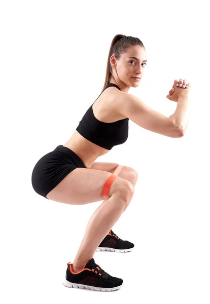 Beyaz Arka Planda Izole Edilmiş Elastik Bantlarla Çalışan Atletik Kadın — Stok fotoğraf
