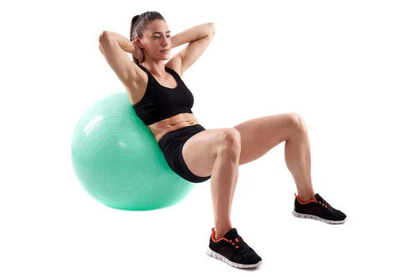 身强体壮的女人在白底用弹性球做腹肌 — 图库照片