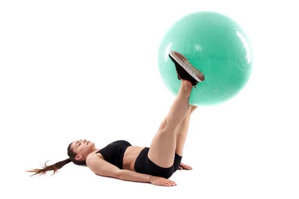 Fitness Kobieta Robi Mięśnie Brzucha Elastyczną Piłkę Białym Tle — Zdjęcie stockowe