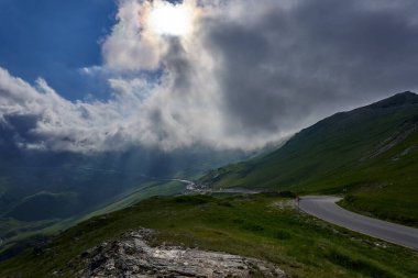 Yüksek irtifada dağlarda dolambaçlı bir yol