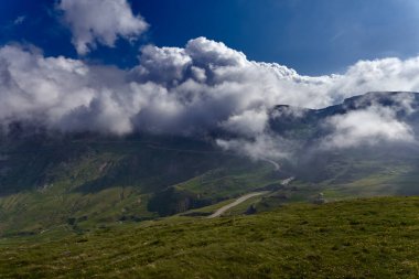Yüksek irtifada dağlarda dolambaçlı bir yol