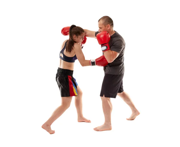 Jovem Mulher Kickboxer Sparring Com Seu Treinador Fundo Branco — Fotografia de Stock
