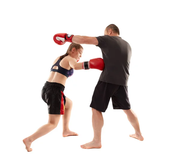 Jeune Femme Kickboxer Sparring Avec Son Entraîneur Sur Fond Blanc — Photo