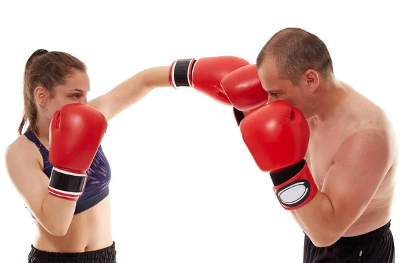 Jovem Mulher Kickboxer Sparring Com Seu Treinador Fundo Branco — Fotografia de Stock