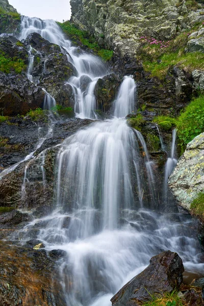 Bir yaz gününde güzel bir şelale manzarası