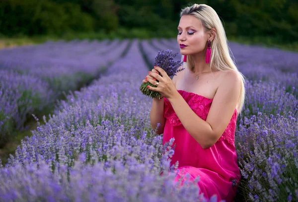 Mujer Rubia Joven Vestido Rosa Campo Lavanda Con Varias Poses —  Fotos de Stock