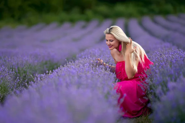 Mulher Loira Jovem Vestido Rosa Campo Lavanda Com Várias Poses — Fotografia de Stock