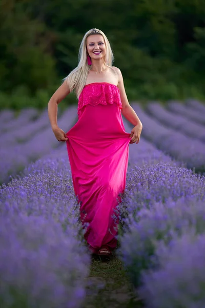 Mulher Loira Jovem Vestido Rosa Campo Lavanda Com Várias Poses — Fotografia de Stock