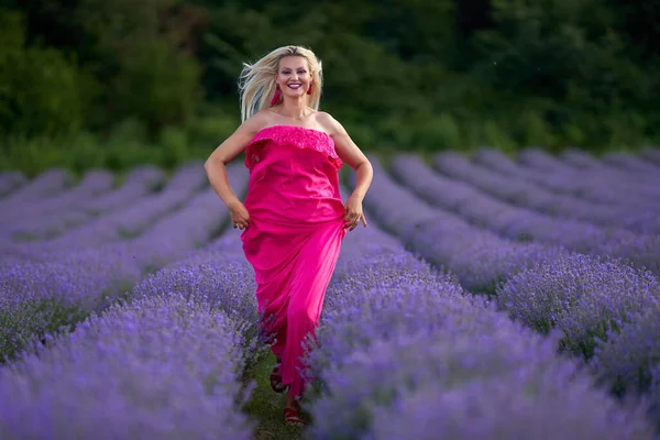 Mulher Loira Jovem Vestido Rosa Campo Lavanda Com Várias Poses — Fotografia de Stock