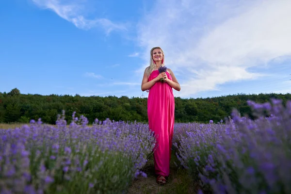 Mulher Loira Jovem Vestido Rosa Campo Lavanda Com Várias Poses — Fotografia de Stock