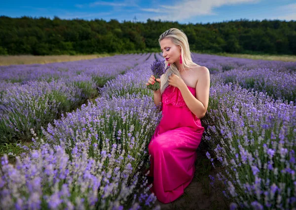 Jong Blond Vrouw Roze Jurk Een Lavendel Veld Met Diverse — Stockfoto