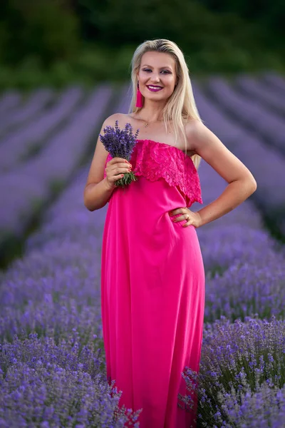 Jong Blond Vrouw Roze Jurk Een Lavendel Veld Met Diverse Rechtenvrije Stockafbeeldingen