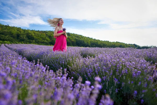 Mujer Rubia Joven Vestido Rosa Corriendo Campo Lavanda —  Fotos de Stock