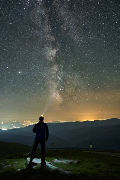 Mann Mit Taschenlampe Beobachtet Milchstraße Den Bergen Stockbild