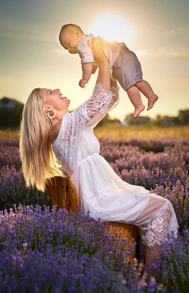 Jovem Mãe Brincando Com Seu Filho Campo Lavanda Pôr Sol — Fotografia de Stock