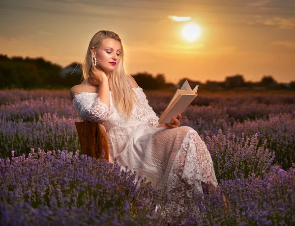 Mujer Joven Vestido Blanco Leyendo Libro Sentada Una Silla Rústica —  Fotos de Stock