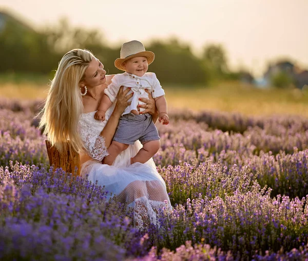 Ung Mor Leker Med Sin Son Ett Lavendelfält Vid Solnedgången — Stockfoto