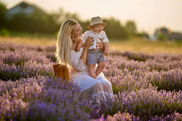 Joven Madre Jugando Con Hijo Campo Lavanda Atardecer —  Fotos de Stock