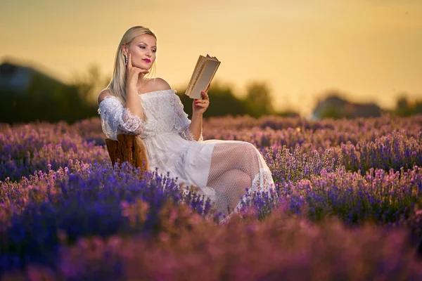 흰옷을 여자가 노을에 라벤더가 들판에 — 스톡 사진