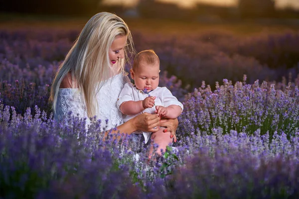 Jonge Moeder Speelt Met Haar Zoon Een Lavendelveld Bij Zonsondergang — Stockfoto