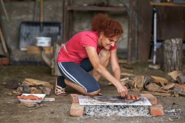 Izgarada barbekü hazırlayan kadın