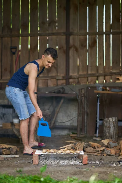 Jeune Homme Grillant Une Variété Viande Barbecue — Photo