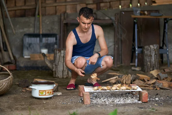 Jeune Homme Grillant Une Variété Viande Barbecue — Photo
