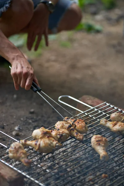 Jongeman Bereidt Een Barbecue Van Een Verscheidenheid Aan Vlees — Stockfoto