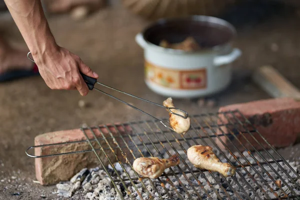 Fiatalember Készít Egy Barbecue Különböző Húsok — Stock Fotó