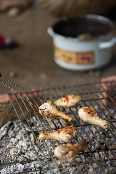 Joven Preparando Una Barbacoa Una Variedad Carne — Foto de Stock