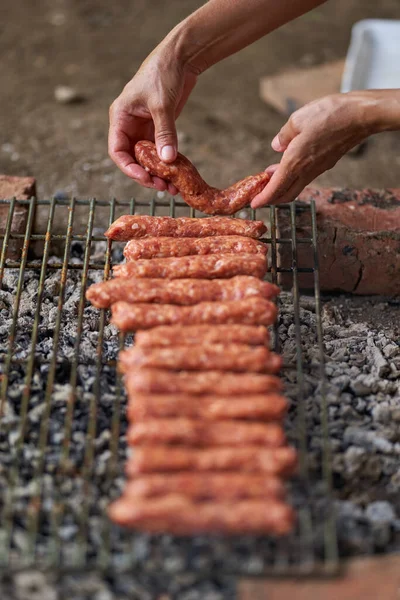 Kobieta Robi Grilla Grillu — Zdjęcie stockowe