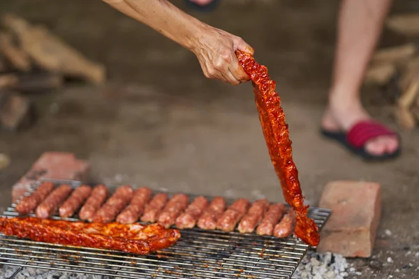 Mulher Fazendo Churrasco Uma Grade — Fotografia de Stock