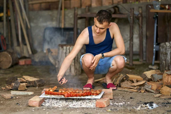 Unge Man Grillar Mängd Olika Kött Grillen — Stockfoto